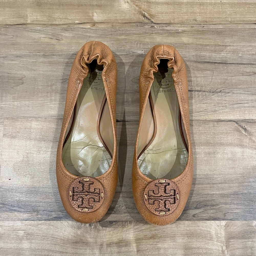 Tan Tory Burch Reva Flats - GUC
